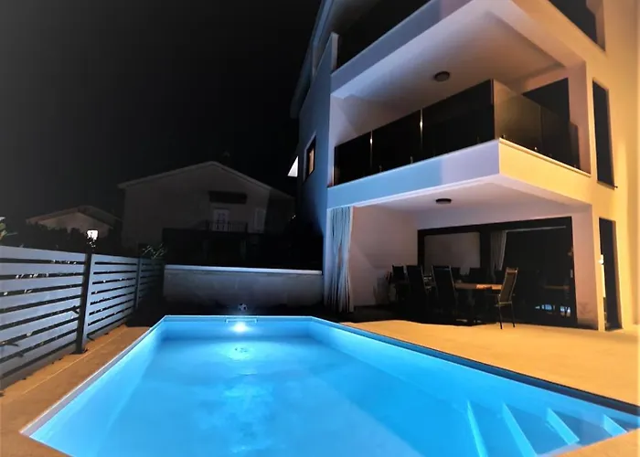 Luxury Apartment Marco Polo With A Private Swimming Pool With Salt Sea Water