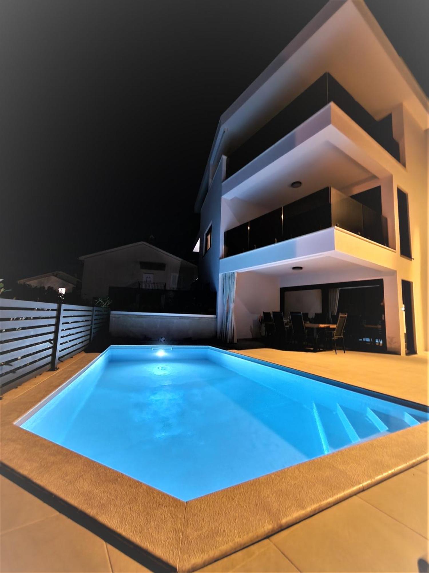 Luxury Marco Polo With A Private Swimming Pool With Salt Sea Water Lägenhet *